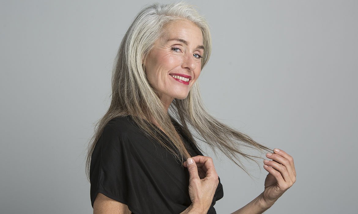 Unas canas blancas y brillantes solo son posibles en una melena cuidada y saneada. Confía en las distintas gamas Elvive de L’Oréal Paris y elige la que mejor se adapte a las necesidades actuales de tu cabello.